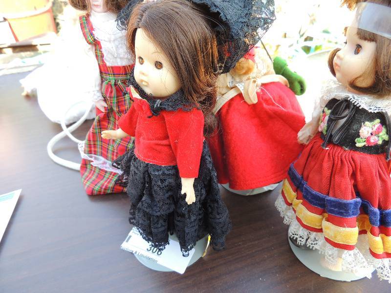 lot 306 image: Vogue dolls on stands x 4