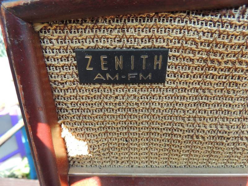 lot 311 image: VINTAGE RADIOS - zenith AMFM radio INTERNATIONAL  shortwave radio  AND  Motorola AMFM