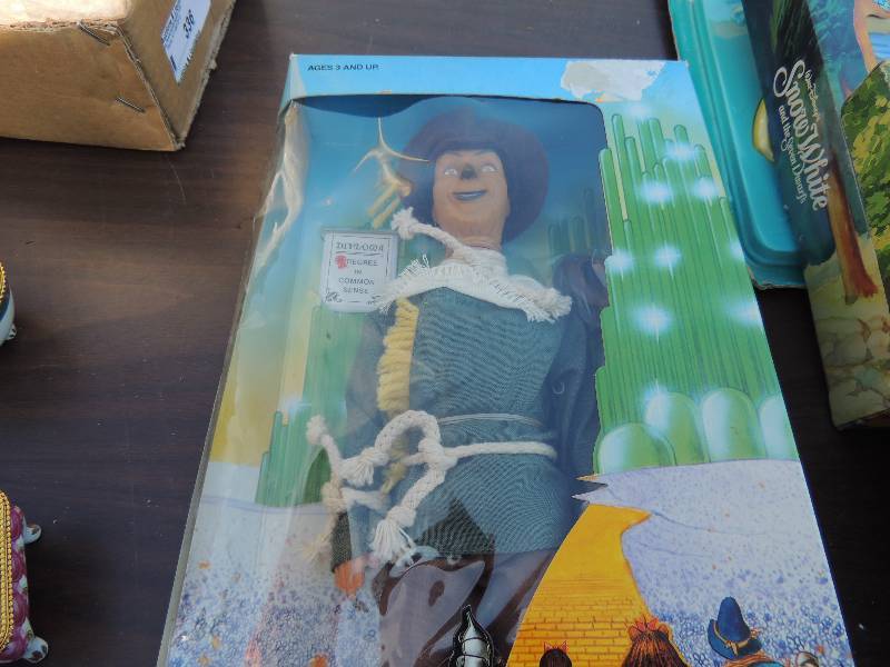 lot 337 image: Wizard of Oz scarecrow doll NEW