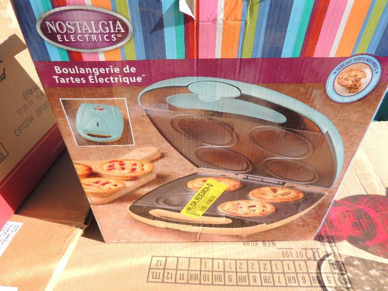 lot 359 image: Nostalgia electric mini pie bakertart maker