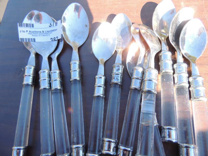 lot 379 image: Set of fFLATWARE 4 big spoons, 8 little, 7 forks, 3 knives
