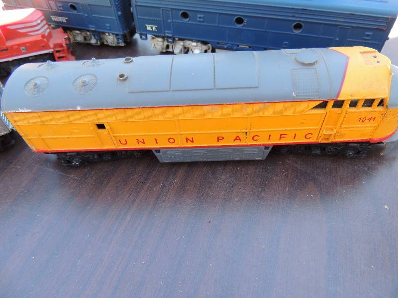 lot 382 image: Union Pacific train -  6 PIECES   ENGINES, CARS AND Transformer