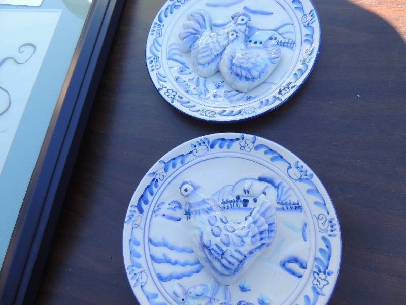 lot 384 image: 2 Bella Casa by Ganz plates,  11 x 15 picture frame