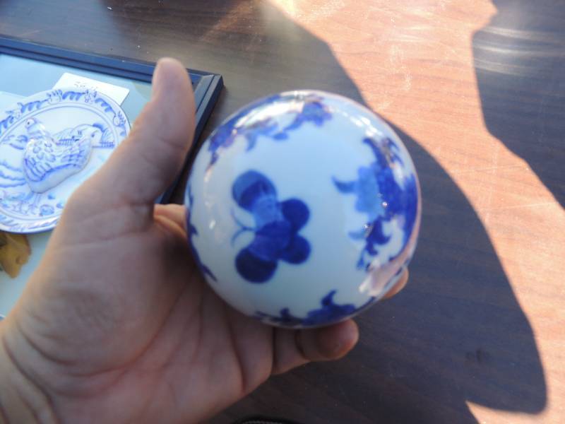lot 385 image: 2 pottery saucers (rooster), Fu Fu balls x 4, Cobalt esq. glasses