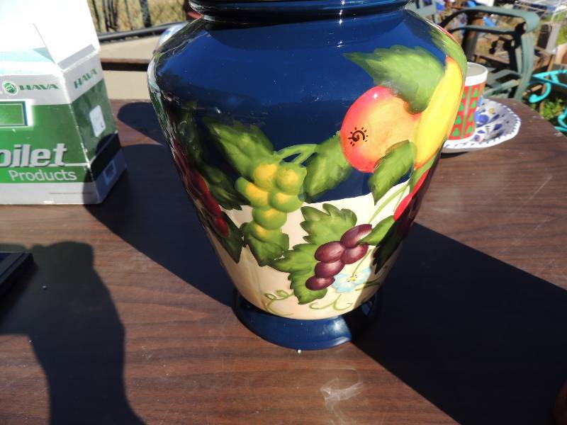 lot 387 image: Hand painted China Cookie jars
