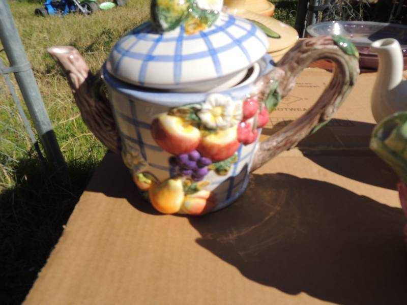 lot 390 image: TEAPOTS - Omnibus by Fitz and Floyd, SADLER, - England