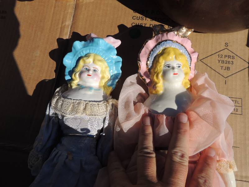 lot 392 image: 2 beautiful porcelain dolls