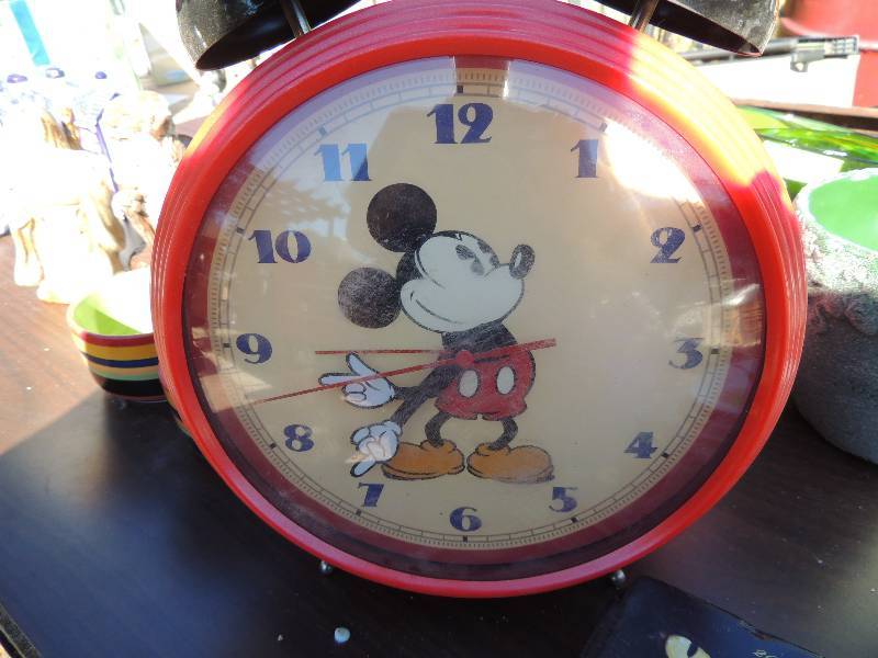 lot 403 image: Mickey mouse wall clock