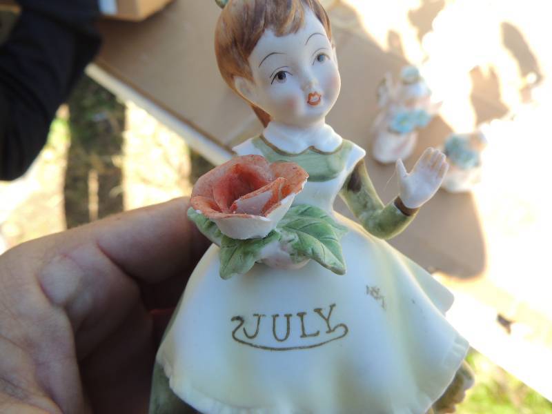 lot 424 image: July angels x 8 - SOME LEFTON