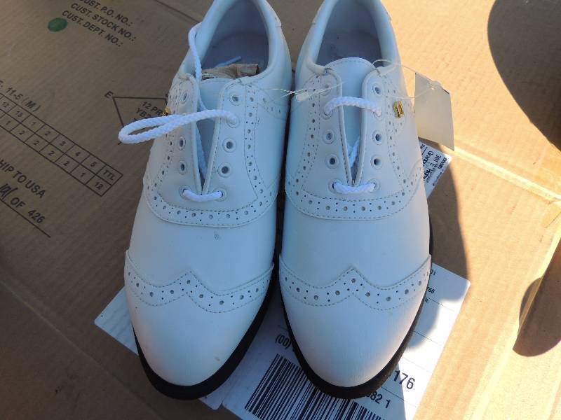 lot 428 image: Golf shoes (new) size 7