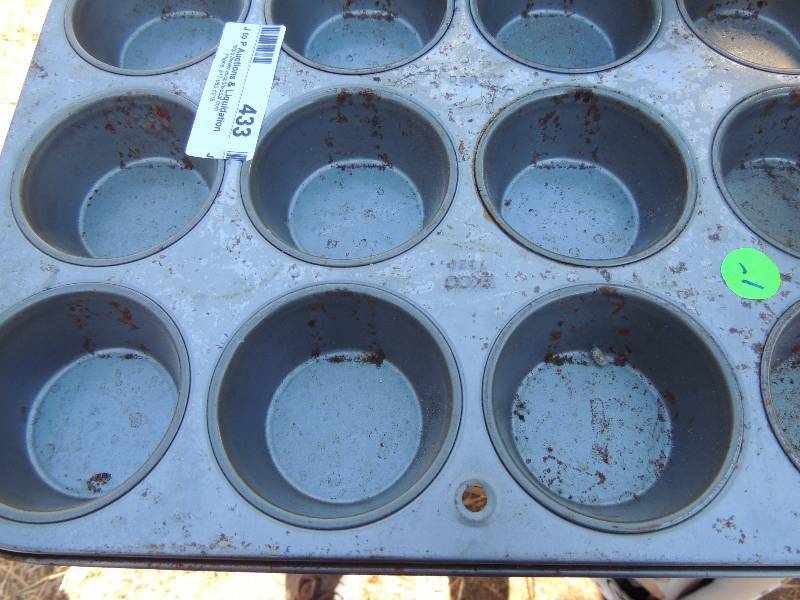 lot 433 image: Cookie sheets, cake pans, muffin tin