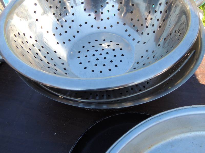 lot 436 image: Collider, steam basket, 2 round 1 square skillets plus 3 spatulas
