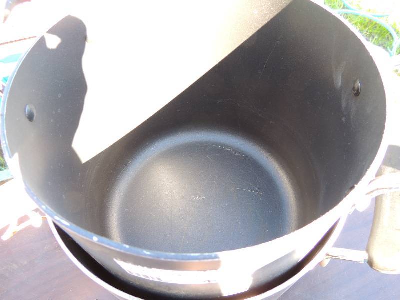 lot 445 image: 5 Qt Stock pot, 5 qt t-fal Roaster