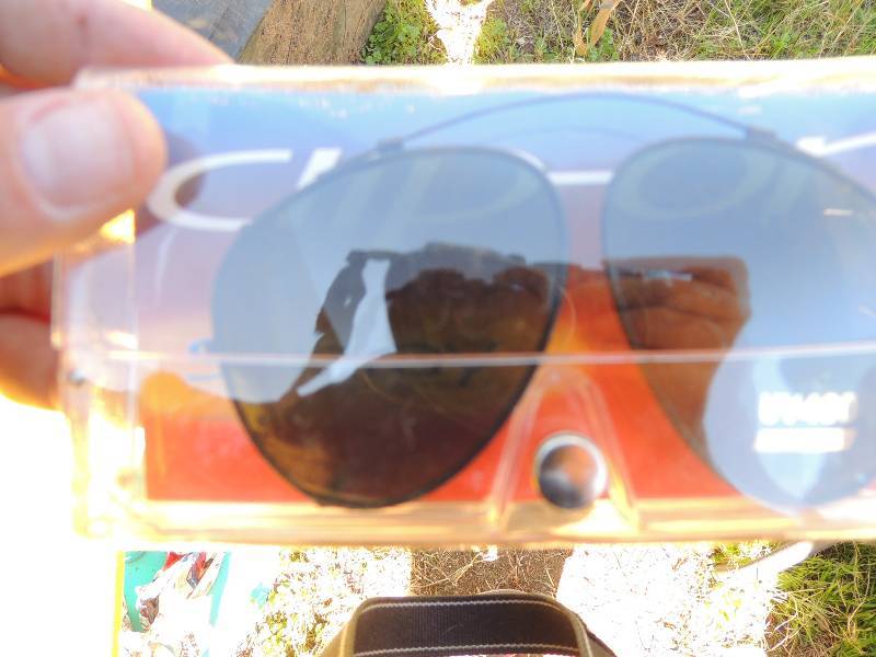 lot 452 image: UV 400 clip-on shades