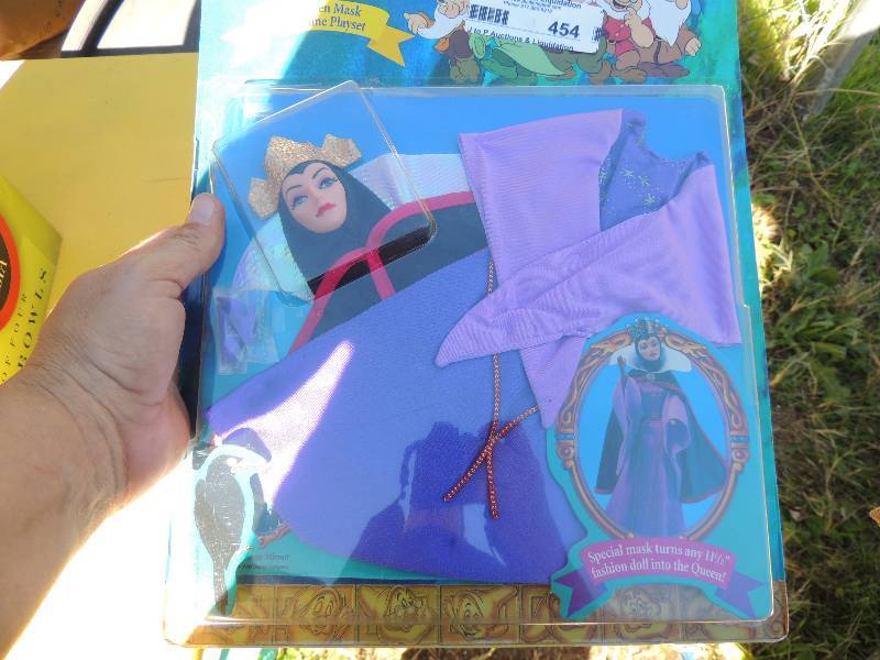 lot 454 image: Snow White queen mask costume play for Barbie, Rosie ODonnell Barbie