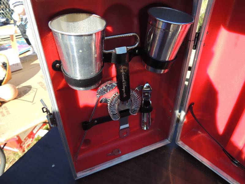 lot 457 image: Mini travel bar with key