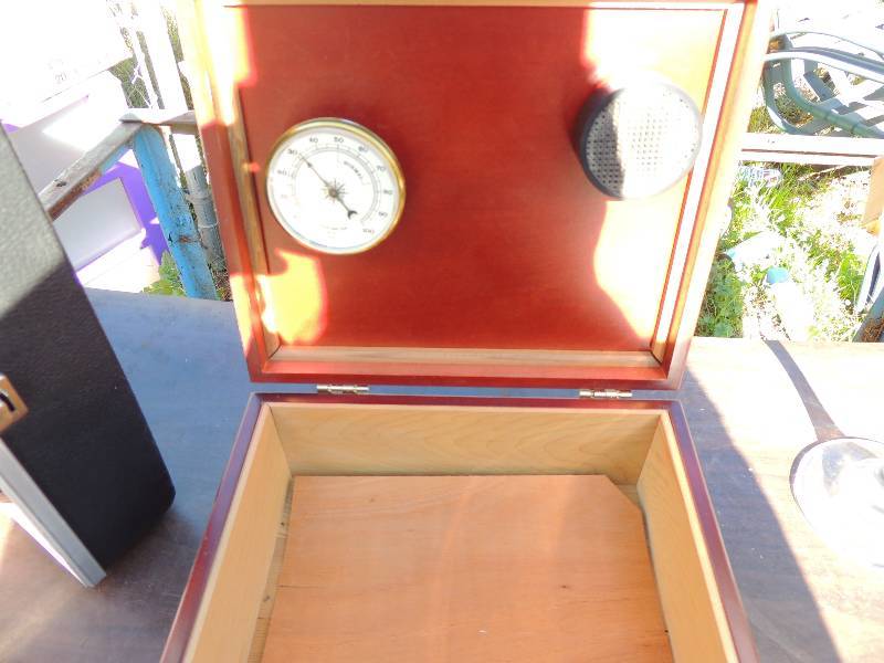 lot 460 image: Humidor cigar box