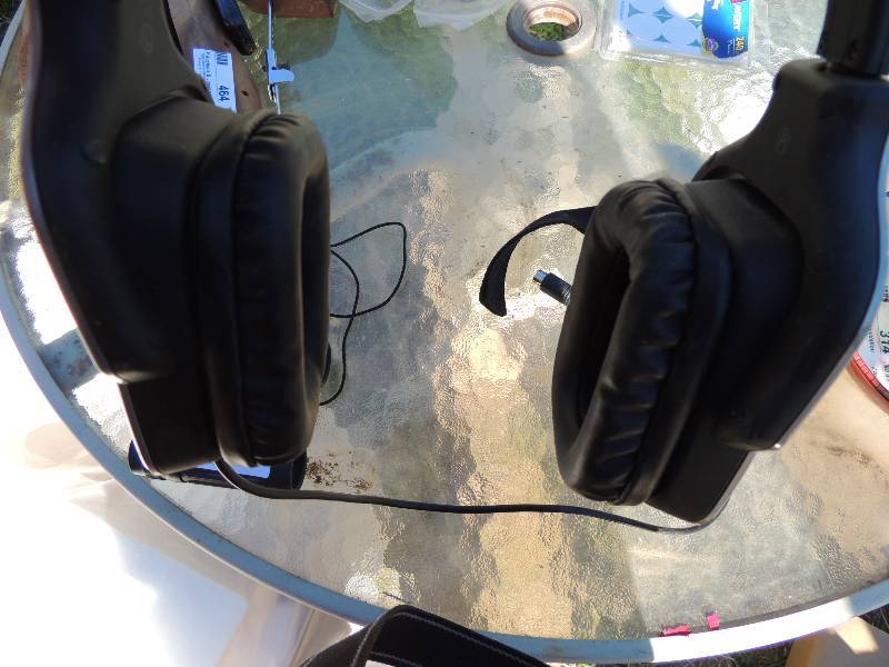 lot 463 image: Binoculars and headphones JL