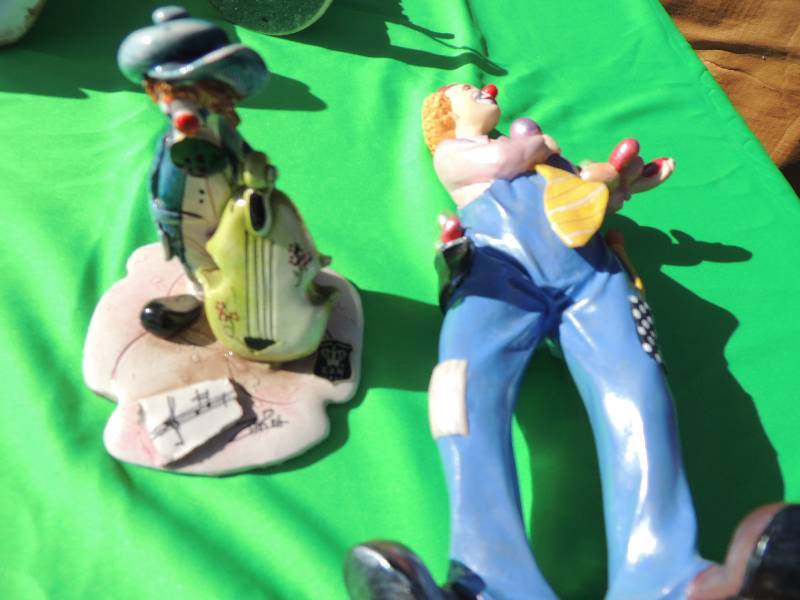 lot 258 image: CLOWNS FIQURES QTY2