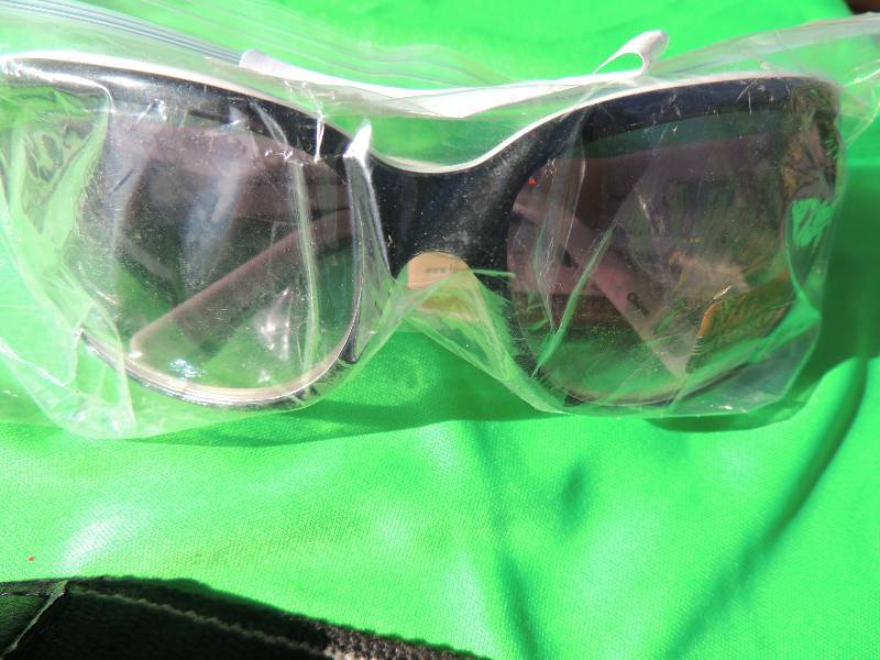 lot 323 image: Fossil Sun glasses
