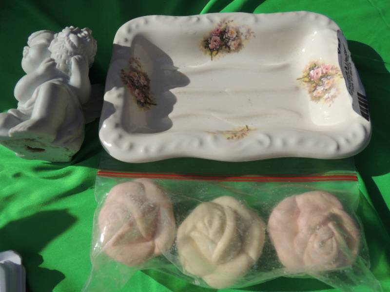 lot 325 image: Soap dish, ceramic cupid