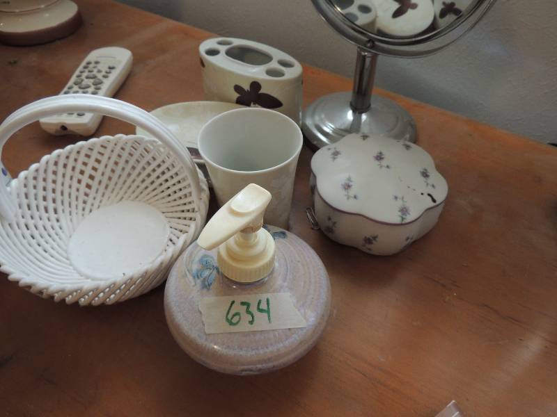lot 634 image: Soap dispenser, sop dish, powder dish and mirror