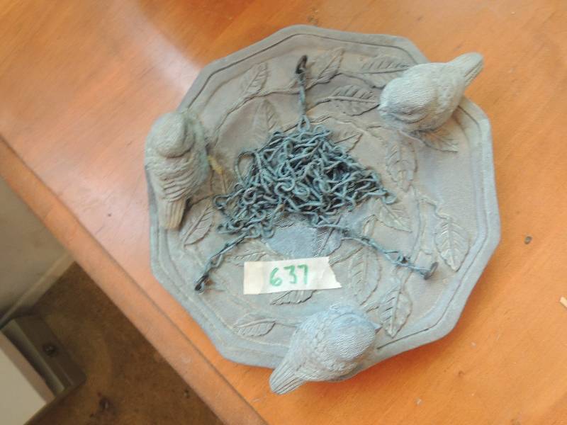 lot 637 image: Bird feeder