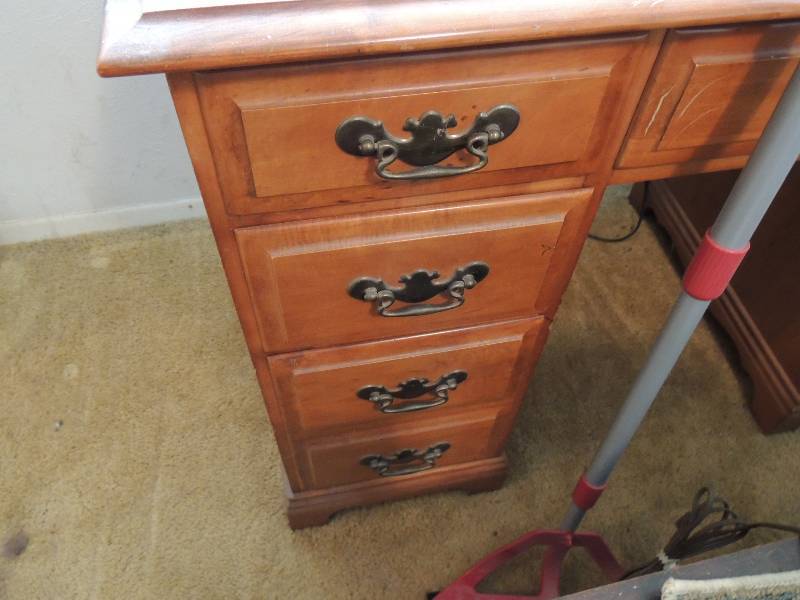 lot 636 image: Maple desk with 8 drawers