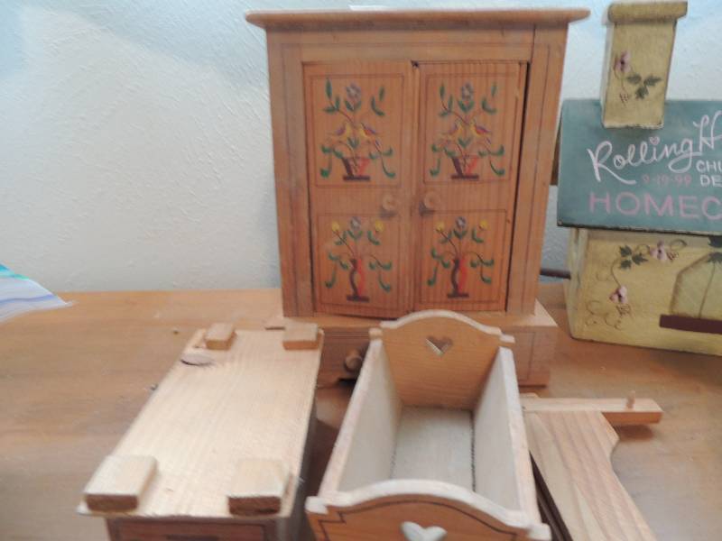 lot 651 image: Wooden dollhouse furniture