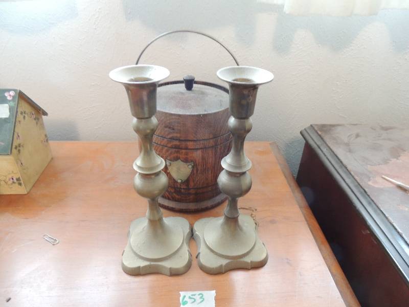 lot 653 image: 2 brass candle holders, wooden barrel canister
