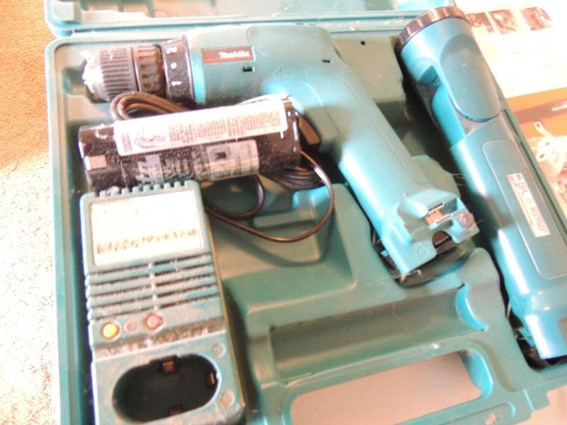 lot 655 image: Makita 7.2 Volt Flashlight drill with charger