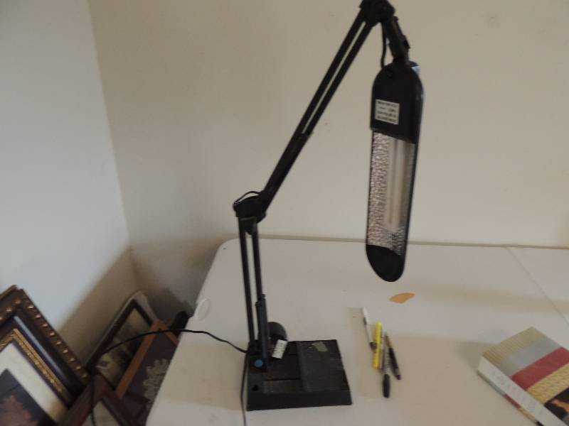 lot 658 image: Desk Top lamp