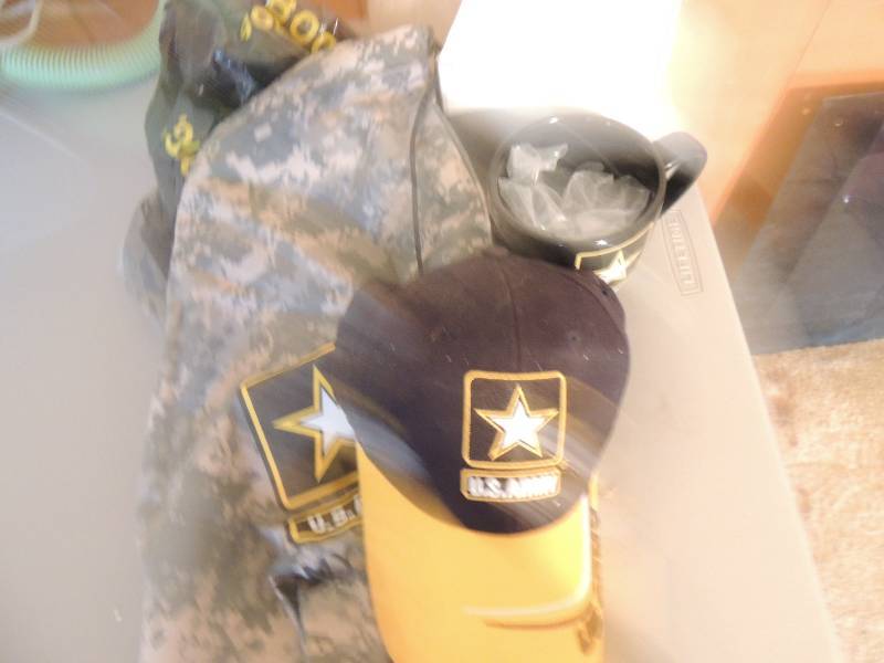 lot 665 image: US ARMY coffee cup, backpack, cap