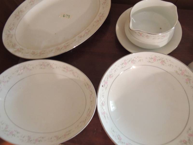 lot 673 image: Oblong serving dish, round serving dish gravy boat, serving platter x 4