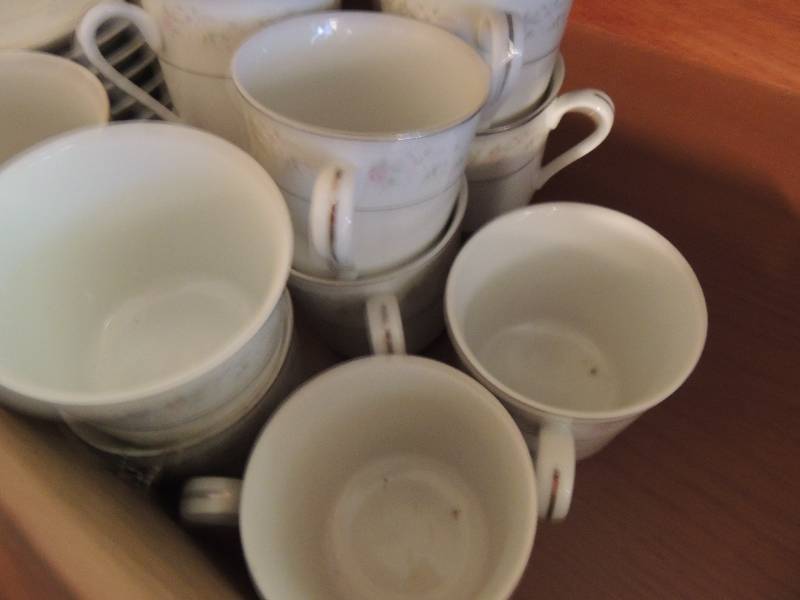 lot 674 image: 12 saucers and 12 cups