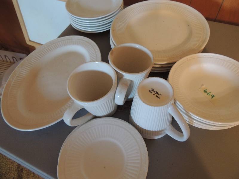 lot 669 image: Totally today dish set-4 dinner plates, 5 bowls, 3 cups, 1 platter, 8 saucers, 3 salad plates