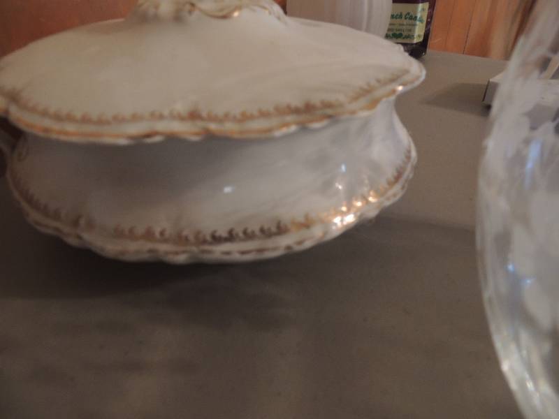 lot 670 image: Homer Laughlin Frosted flower salad bowl and soup taurine