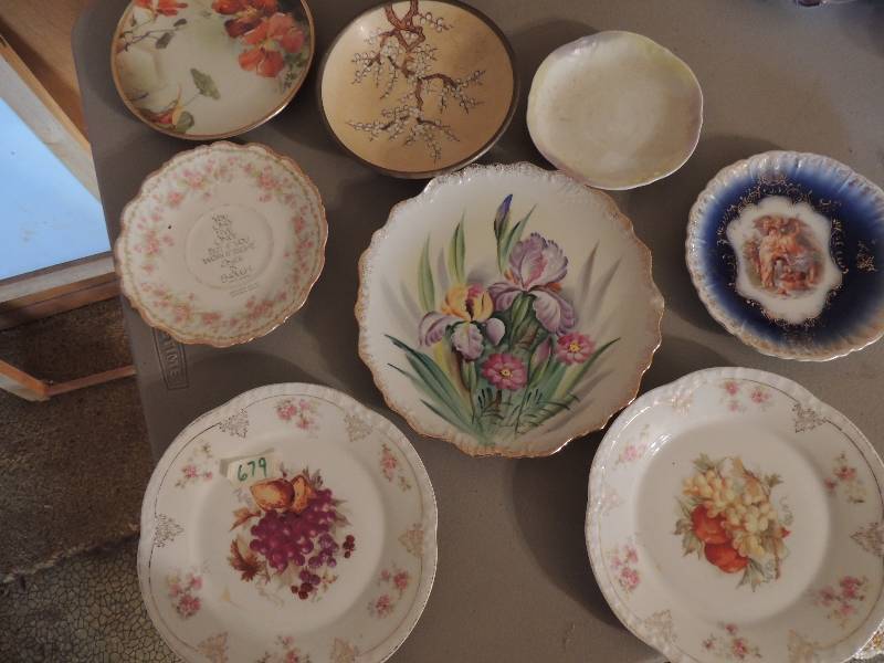 lot 679 image: Various German and French decorative plates ( 8 total)