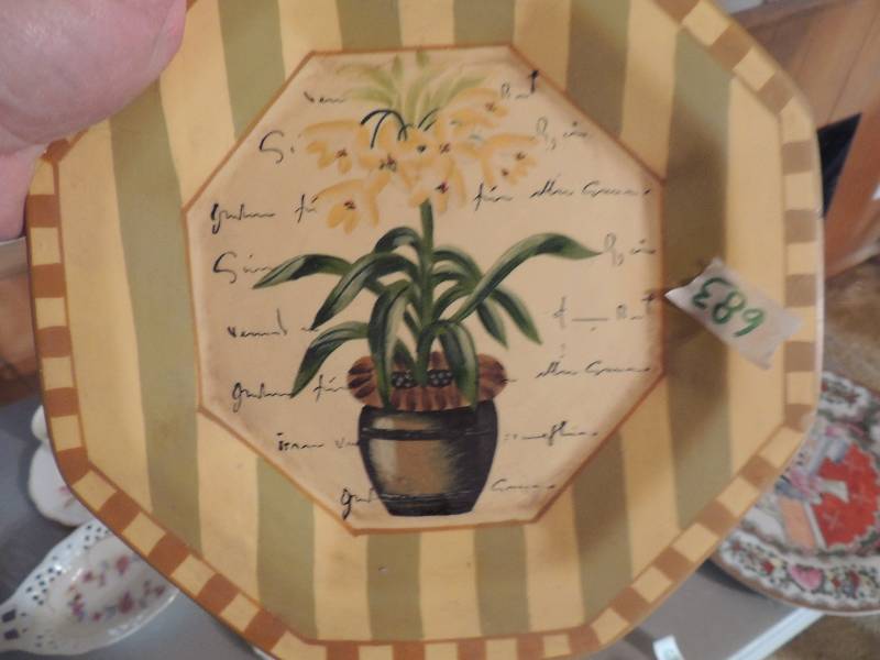 lot 683 image: X 2 decorative plates