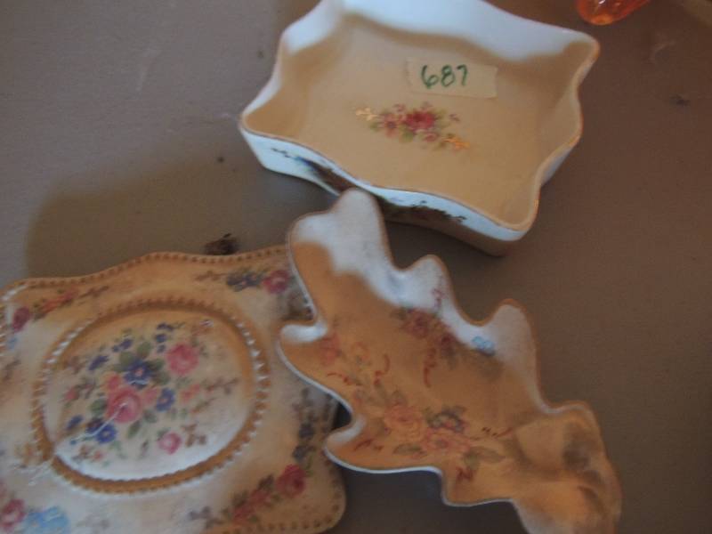 lot 687 image: Hand painted trinket box with leaf