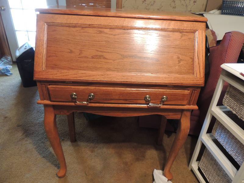 lot 692 image: Desk with open front