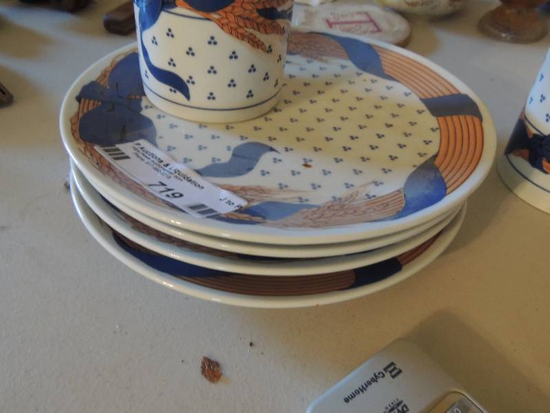 lot 719 image: Curzon Korean dishware 2 mugs, 4 plates that match