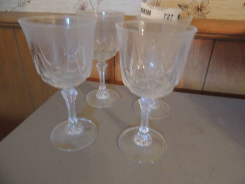 lot 727 image: Set of lake crystal glasses x 4
