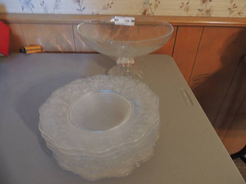 lot 728 image: Fruit bowl and 8 etched dessert plates