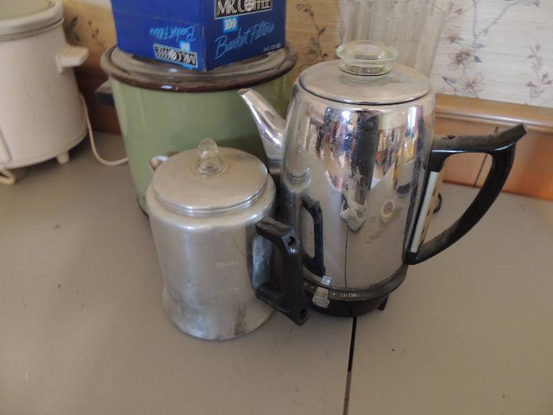 lot 732 image: Coffee percolator, crock pot, coffeepot, waring blender