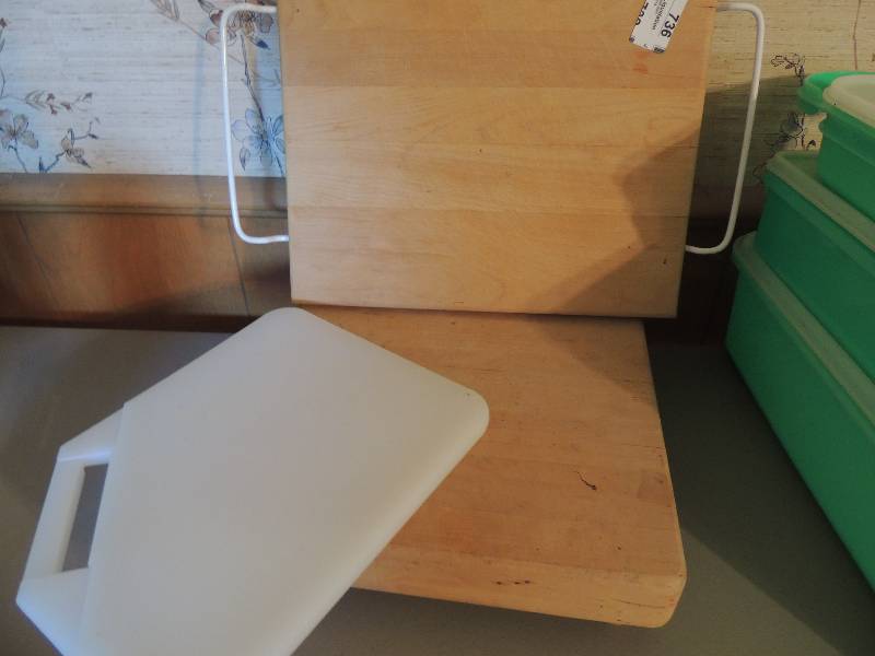 lot 736 image: Wooden cutting board with handles and white cutting board