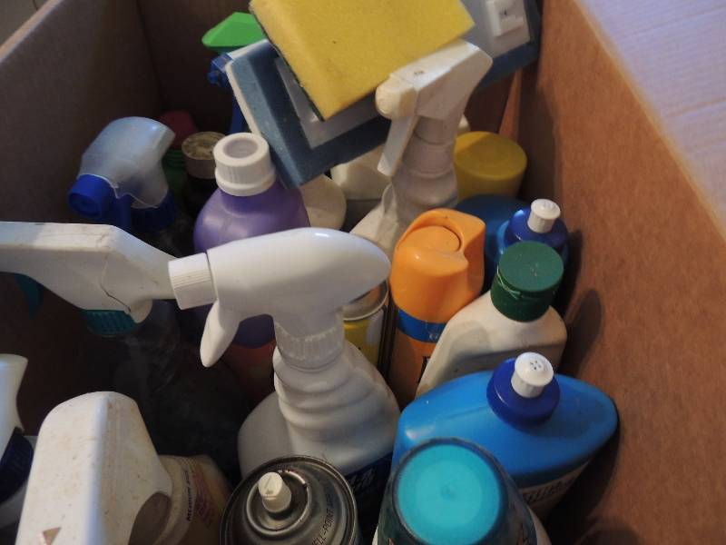 lot 743 image: Cleaning supplies in box