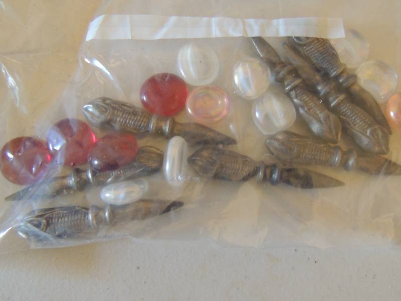 lot 762 image: Beads and holder