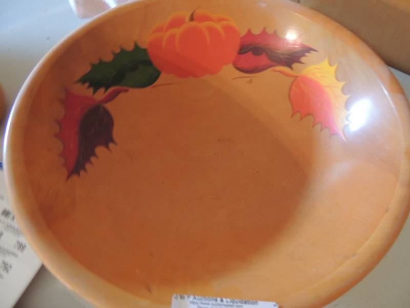 lot 784 image: Wooden bowl 14 Fall leaves and pumpkin