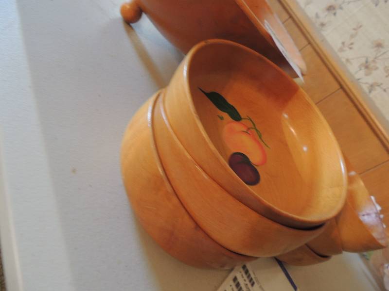lot 783 image: Wooden bowl 14 peaches and 6 6 wooden bowls Peaches and plums